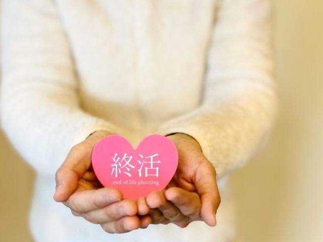 ハートを両手で持つ女性